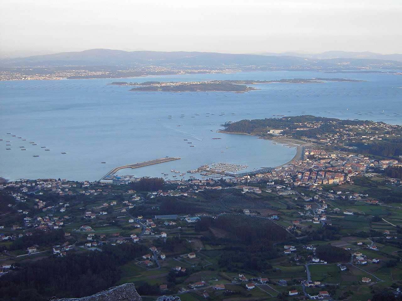Vista aérea de A Pobra do Caramiñal co seu porto e a ría de Arousa